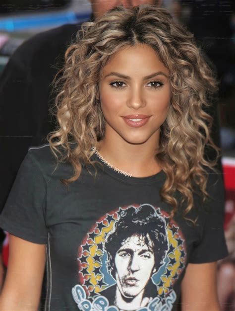 Pin By Brandon Ward On Katelyn Hairstyles Layered Curly Hair Highlights Curly Hair Shakira Hair