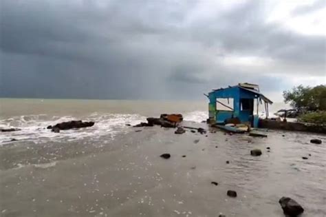 Dihantam Gelombang Laut Dan Angin Kencang Kawasan Wisata Di Indramayu