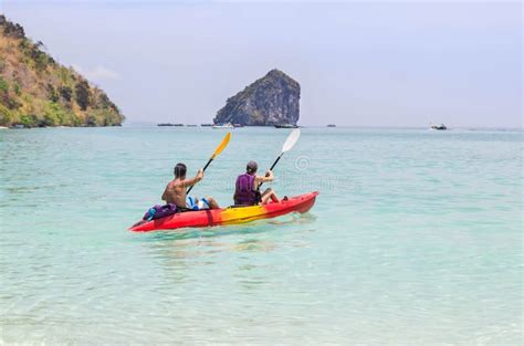 Junte El Batimiento Del Kajak En El Mar De Andaman En La Isla Tailandia