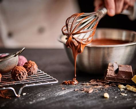 Como fazer temperagem de chocolate Confira o passo a passo fácil