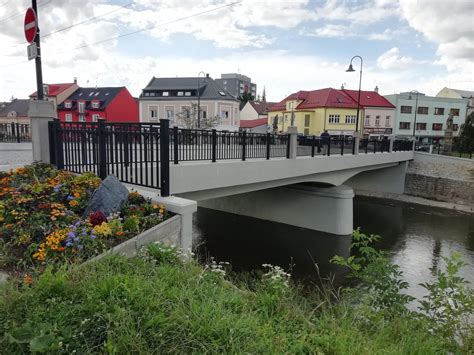 Fotogalerie Vala Sk Mezi Historick Most A Barokov Sochy