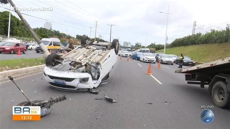 Mulher fica ferida após carro que ela dirigia bater em poste e capotar