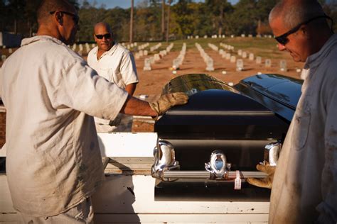 Texas Prisoner Burials Are A Gentle Touch In A Punitive System The New York Times