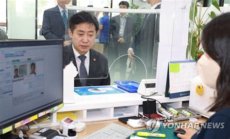 새마을 금고 방문해 예금하는 김주현 금융위원장 연합뉴스