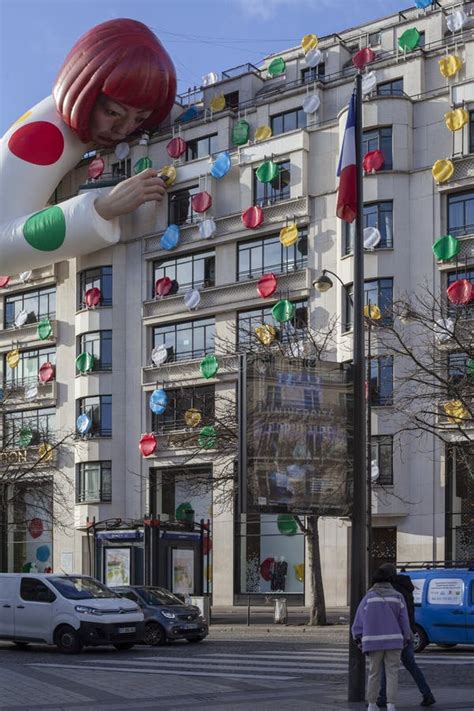 París Francia 13 De Enero De 2023 Yayoi Kusama X Louis Vuitton Escultura Gigante De Un