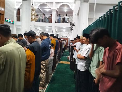 Foto Shalat Tarawih Dan Buka Puasa Hari Pertama Sejumlah Masjid Di