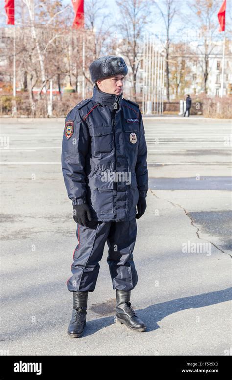 Unidentified Russian police officer in winter uniform Stock Photo - Alamy