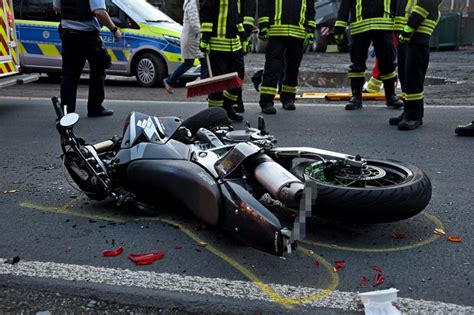 Schwerverletzter Motorradfahrer Nach Kollision Mit Pkw Auf K Zwischen