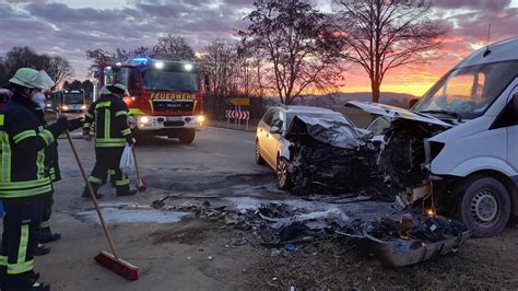 P Ttmes Unfall Bei P Ttmes Transporter Und Auto Sto En Frontal Zusammen