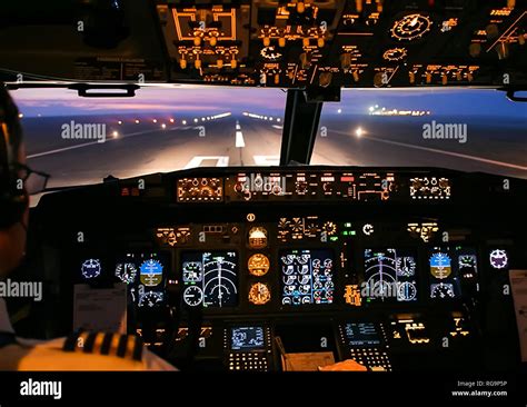 Cabina De Un Avión De Pasajeros Vista Desde La Cabina Durante El Vuelo