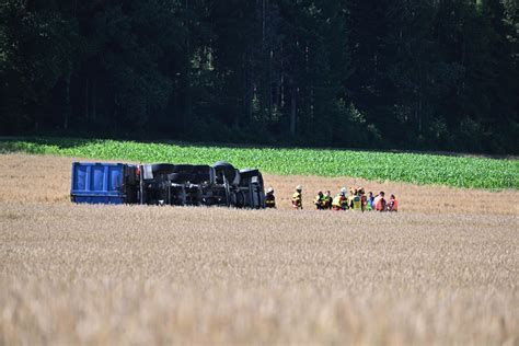 Lastwagen Kippt Um Fahrer Eingeklemmt Plattform J