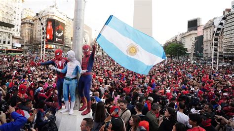 La Multitudinaria Convocatoria De Spidermans En El Obelisco Consigui