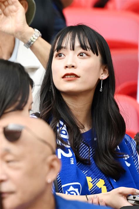 【w杯】長友佑都まねて？妻の平愛梨赤髪「日の丸カラー」で応援 柴崎岳の妻・真野恵里菜の姿も カタール2022写真ニュース 日刊スポーツ