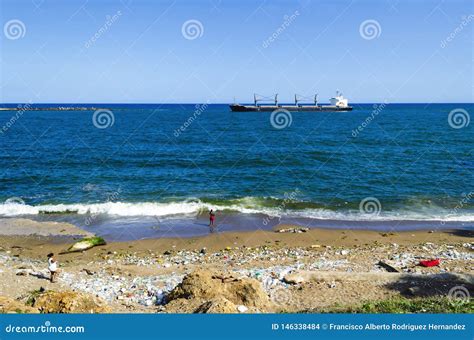 Playa Contaminada Por La Basura Los Pl Sticos Y Las Aguas Residuales