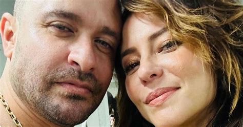 Paolla Oliveira e Diogo Nogueira posam agarradinhos em férias na praia