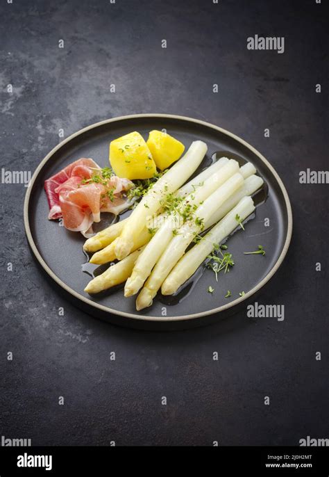 Asperges Blanches Traditionnelles Cuites La Vapeur Avec Du Jambon