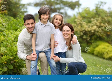 Familia Alegre Al Aire Libre Imagen De Archivo Imagen De Hipoteca