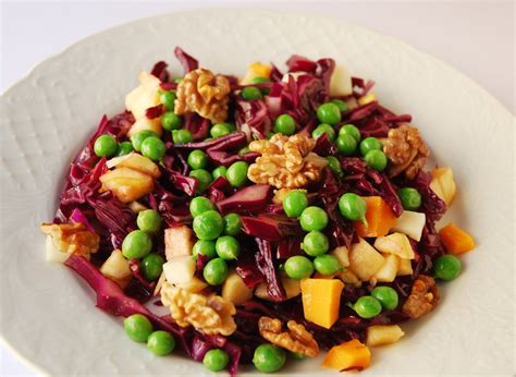 Salade printanière de chou pomme petits pois et noix