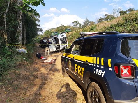 Motorista Fica Gravemente Ferido Ap S Perder Controle De Caminh O E