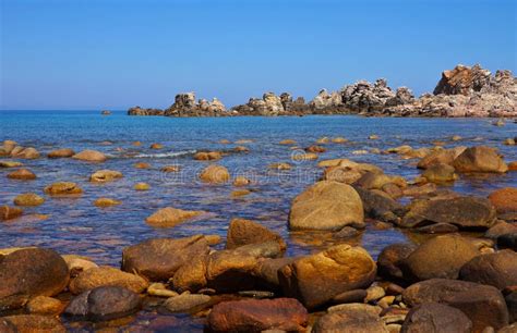 Bellas Vistas De Una Playa Con Piedras En Agua Azul Y Rocas Foto De