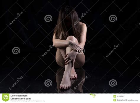 Photo De La Jeune Femme Nue S Asseyant Sur Le Plancher Photo Stock