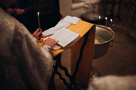 Sacerdote Cristiano Ortodoxo Y Santa Biblia En La Iglesia Rito De La Ceremonia De Epifanía