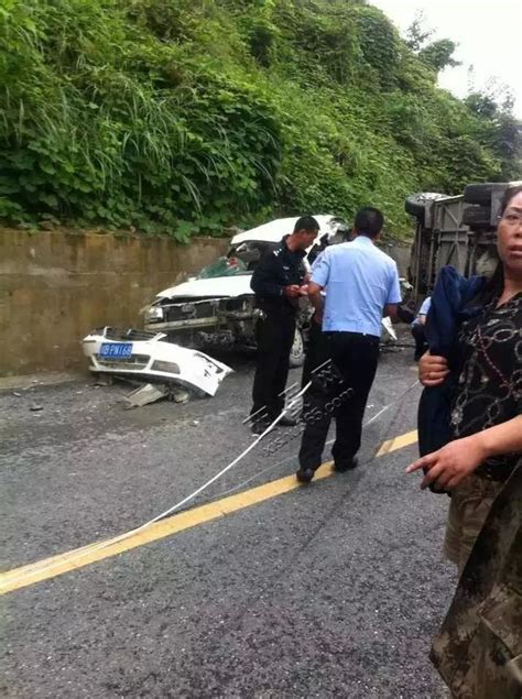 綿陽平武九環線一大客車與兩小車碰撞後側翻，現場慘烈 每日頭條