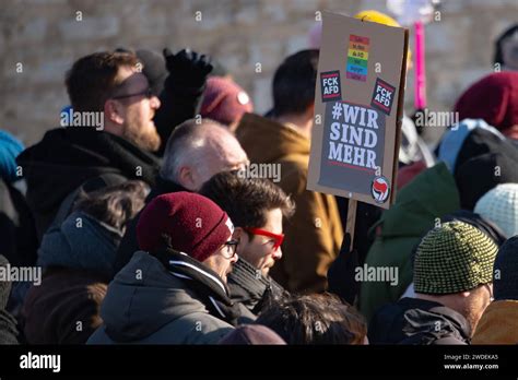 Tausende Teilnehmer Beteiligen Sich Bei Einer Grossdemonstration Gegen