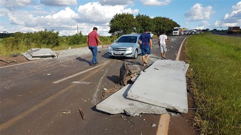 Colis O Entre Caminh Es Deixa Tr Nsito Lento Na Rodovia Br Cgn