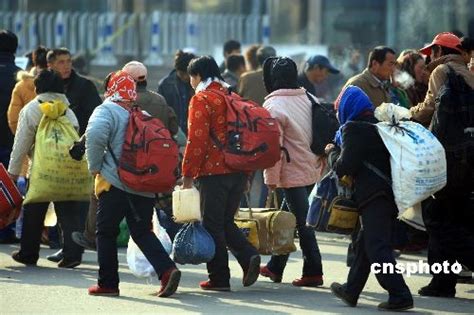 组图：乌鲁木齐火车站提前出现农民工返乡潮 搜狐新闻