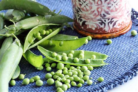 Bunt Gekocht Blattsalate mit frischen Erbsen und weißem Spargel