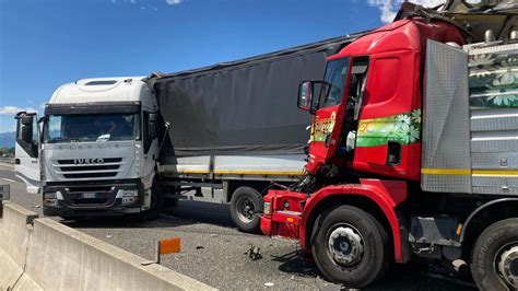 Moncalieri Incidente In Tangenziale Scontro Tra Due Tir La Stampa