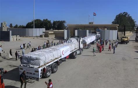 La Media Luna Roja Palestina Entrega 10 Camiones Cargados De Alimentos