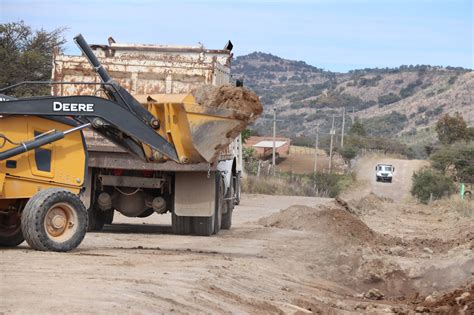 Avanza Acarreo Y Tendido De Base En El Camino A Monte De Ya Ez