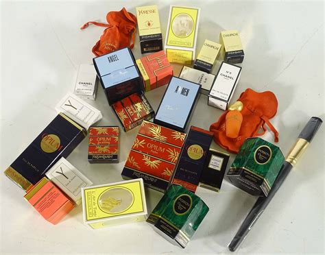 Lot D Environ Miniatures Et Chantillons De Parfums En Boite Ou