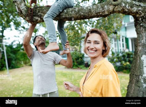 Bonne Femme Debout Devant Un Homme Regardant Son Fils Assis Sur Un