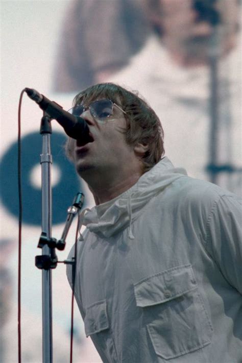 Liam Gallagher Knebworth Trailer Foto E Poster Dell Evento