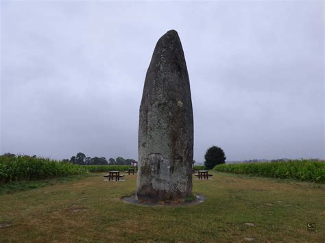 Le Menhir Du Champ Dolent Dol De Bretagne 35 Mystères Légendes