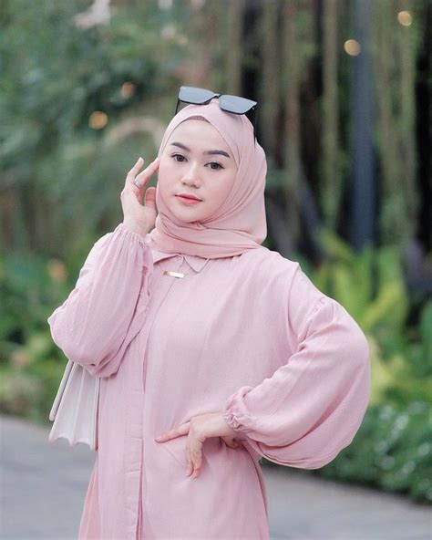 Pin Oleh Mrnvx Di Hitjabers Mode Referensi Pose Wanita Gaya Hijab