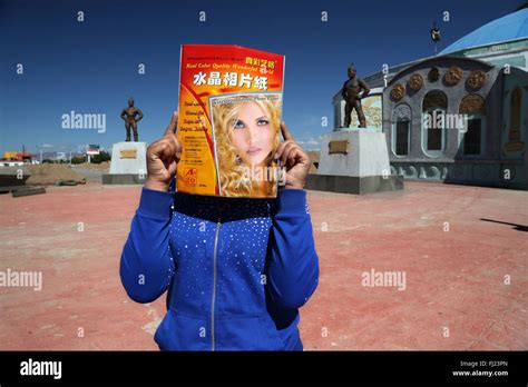 Visage Cach De Fille Blonde Banque De Photographies Et Dimages Haute R Solution Alamy