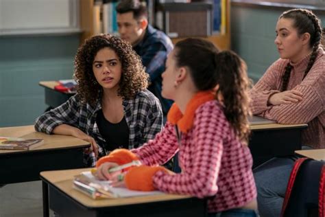 ‘ginny And Georgia Creator Sarah Lampert Breaks Down Season 2 Talks