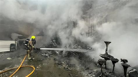 Un incendio calcina parte de una nave del polígono de la Cartuja en