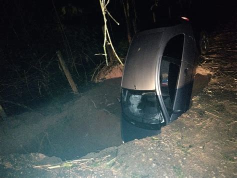 Carro Cai Em Cratera Aberta Pela Chuva Em Estrada Na Zona Rural De