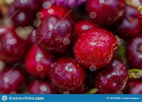 Imagen Macro De Cerezas Rojas Y Hojas Verdes Fondo Natural De Las