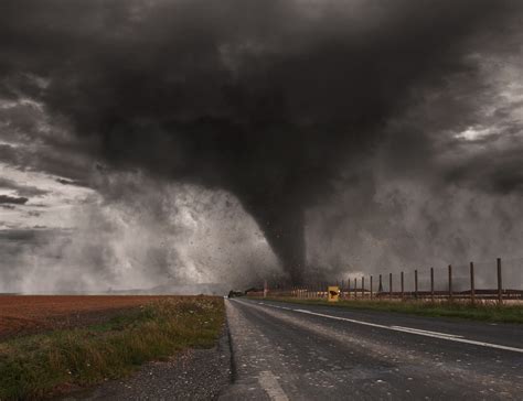 What S The Difference Between A Tornado And A Waterspout American Oceans