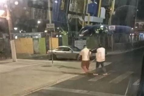 Vídeo motorista ajuda deficiente visual a atravessar a rua em SC