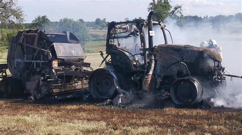 NonstopNews Traktor Und Ballenpresse Geraten In Brand Flammen