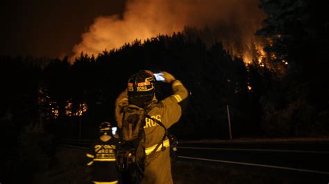 Senapred Declara Alerta Roja En Carahue Por Incendio Forestal