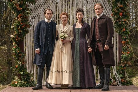 New Stills Of Brianna And Rogers Wedding From Outlander Season 5