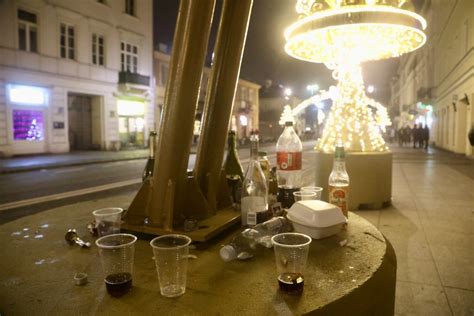 Mieci Po Sylwestrze W Warszawie Puste Butelki Po Alkoholu